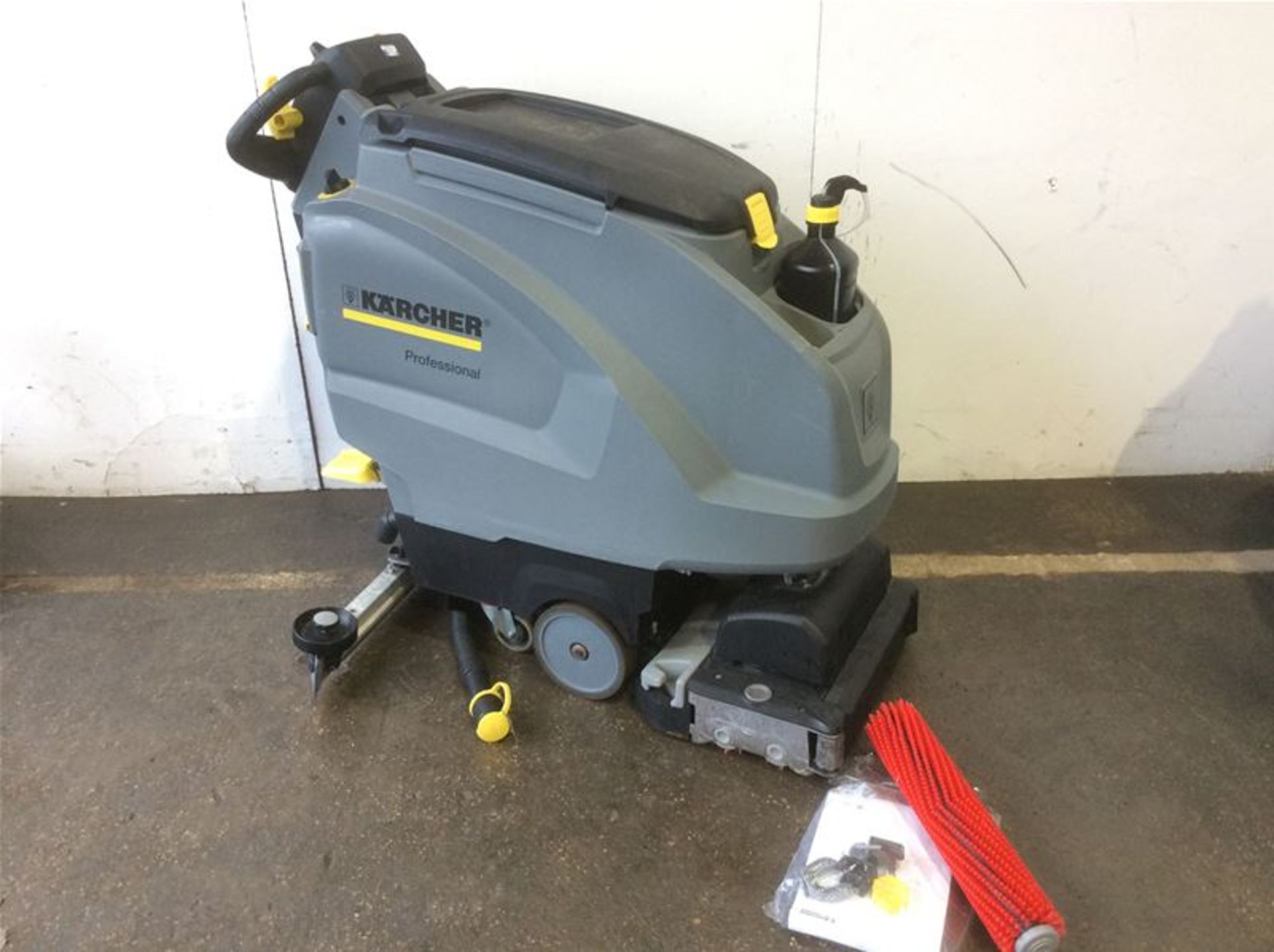 KARCHER B 40W WALK BEHIND SCRUBBER DRYER - BATTERY OPERATED