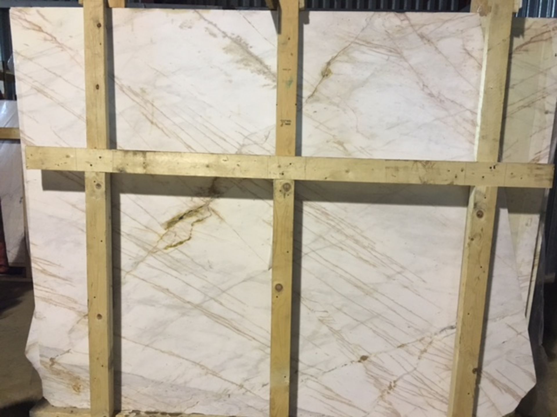 Pallet Load of 11 Milan White Marble Slabs 139-148cm x 182-227cm x 2cm - Bild 3 aus 4