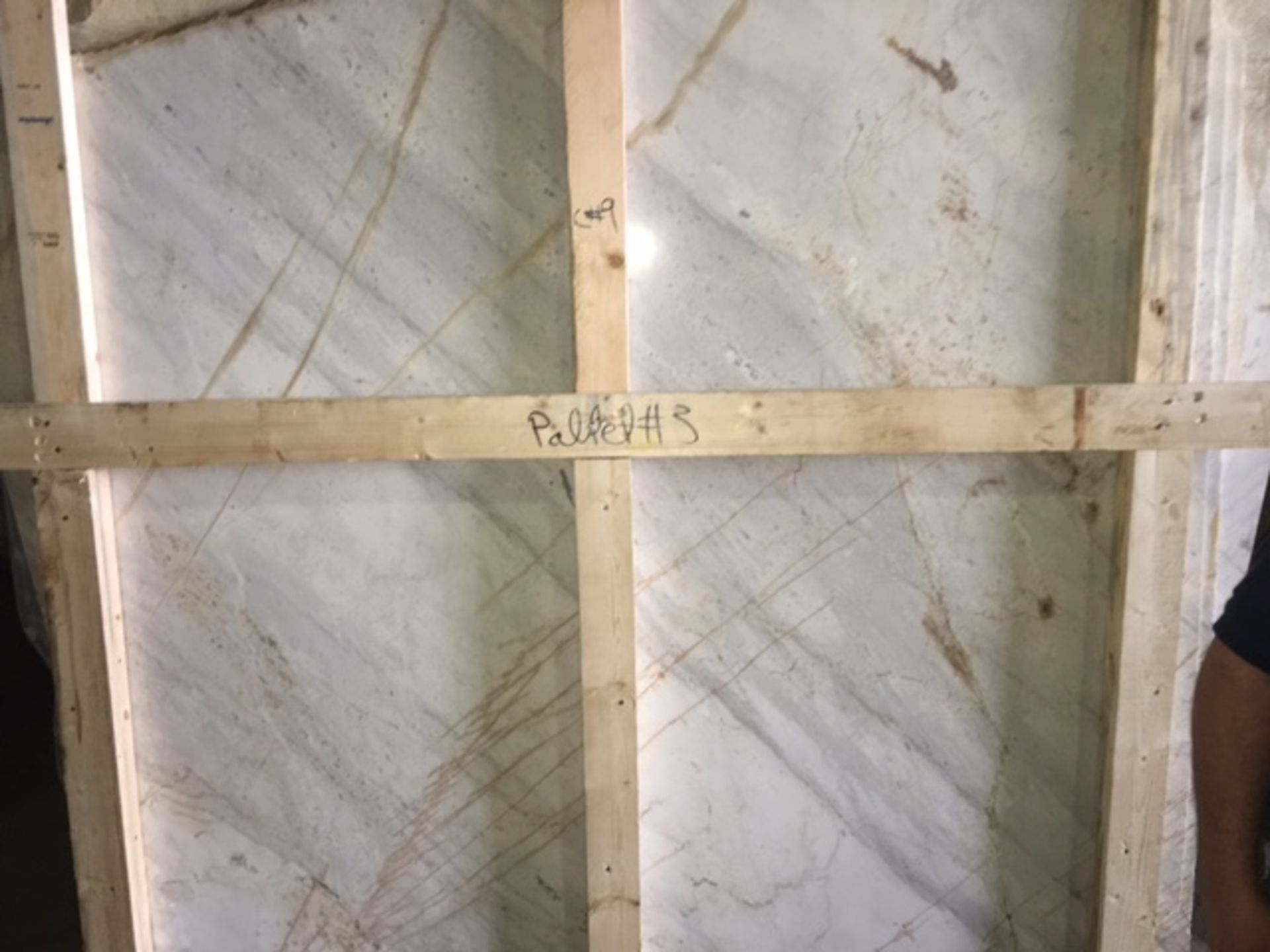 Pallet Load of 12 Milan White Marble Slabs 174-177cm x 190-197cm x 2cm - Bild 2 aus 4