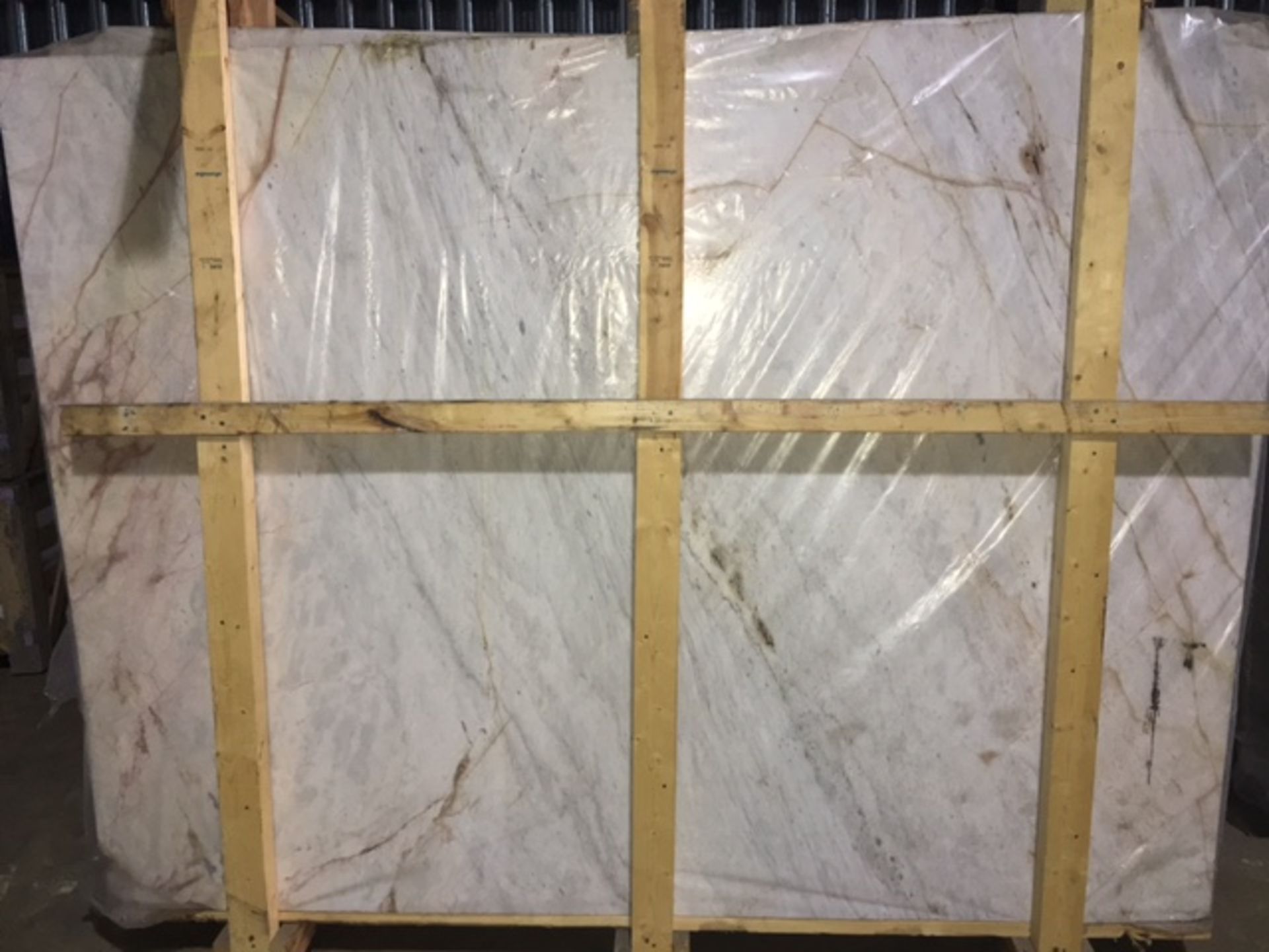 Pallet Load of 12 Milan White Marble Slabs 150 cm x 215-242cm x 2cm - Bild 3 aus 4