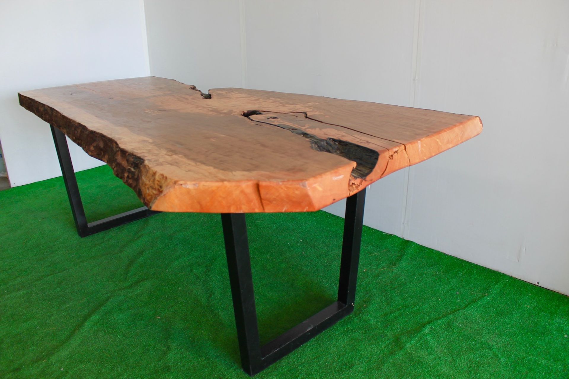 Exquisite Bespoke Waney Edge Table - 212cm in Length - Bild 3 aus 5