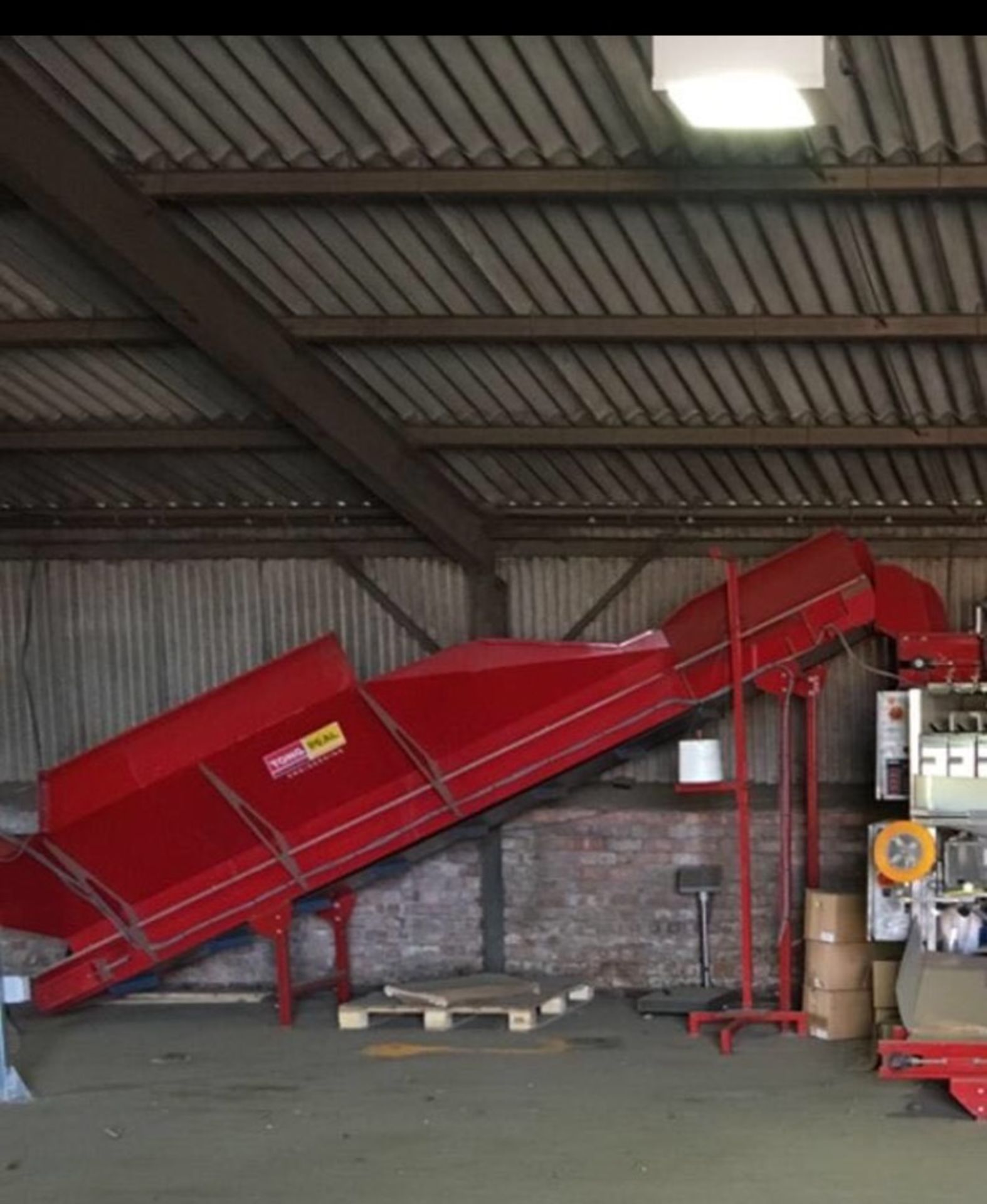 Tong Hopper Conveyor, Length: 5m, Width: 2m, Height: 2m, Variable Speed, Control Panel, Year of Manu