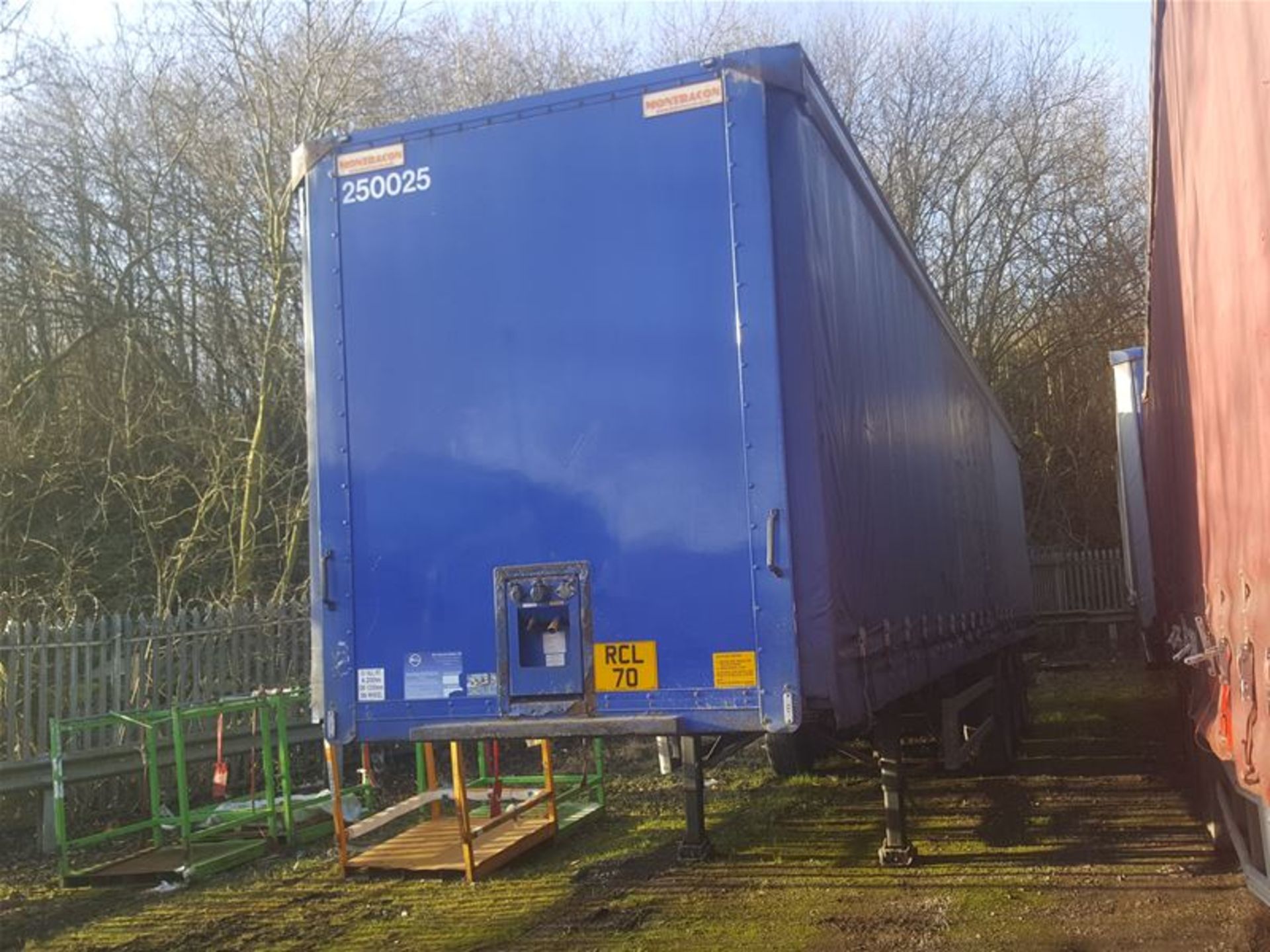 2004 Montracon 4.2 Curtainside Trailer with Taillift - Image 2 of 8