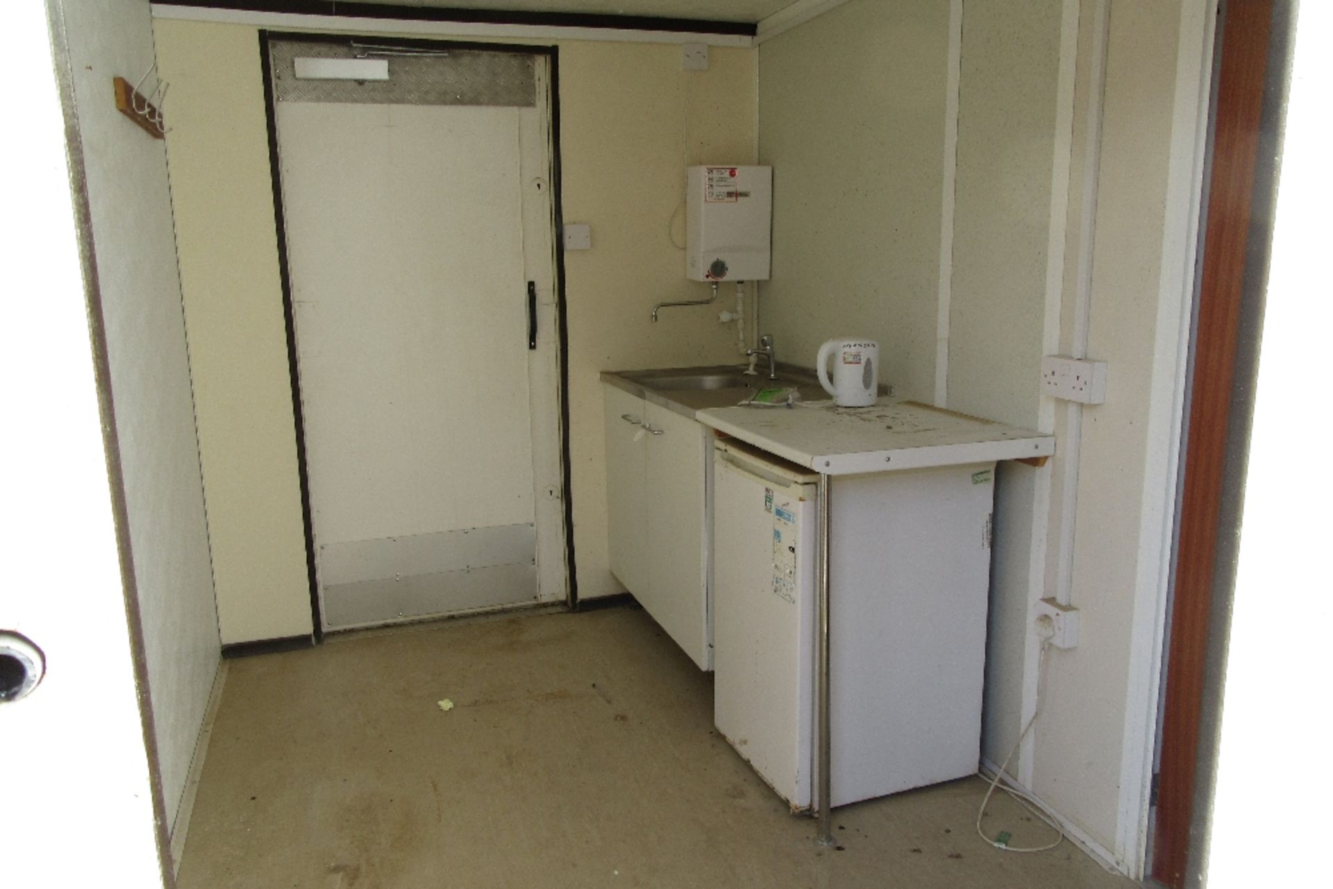 A409381 32ft x 10ft Anti Vandal Kitchen / Double Office - Image 4 of 6