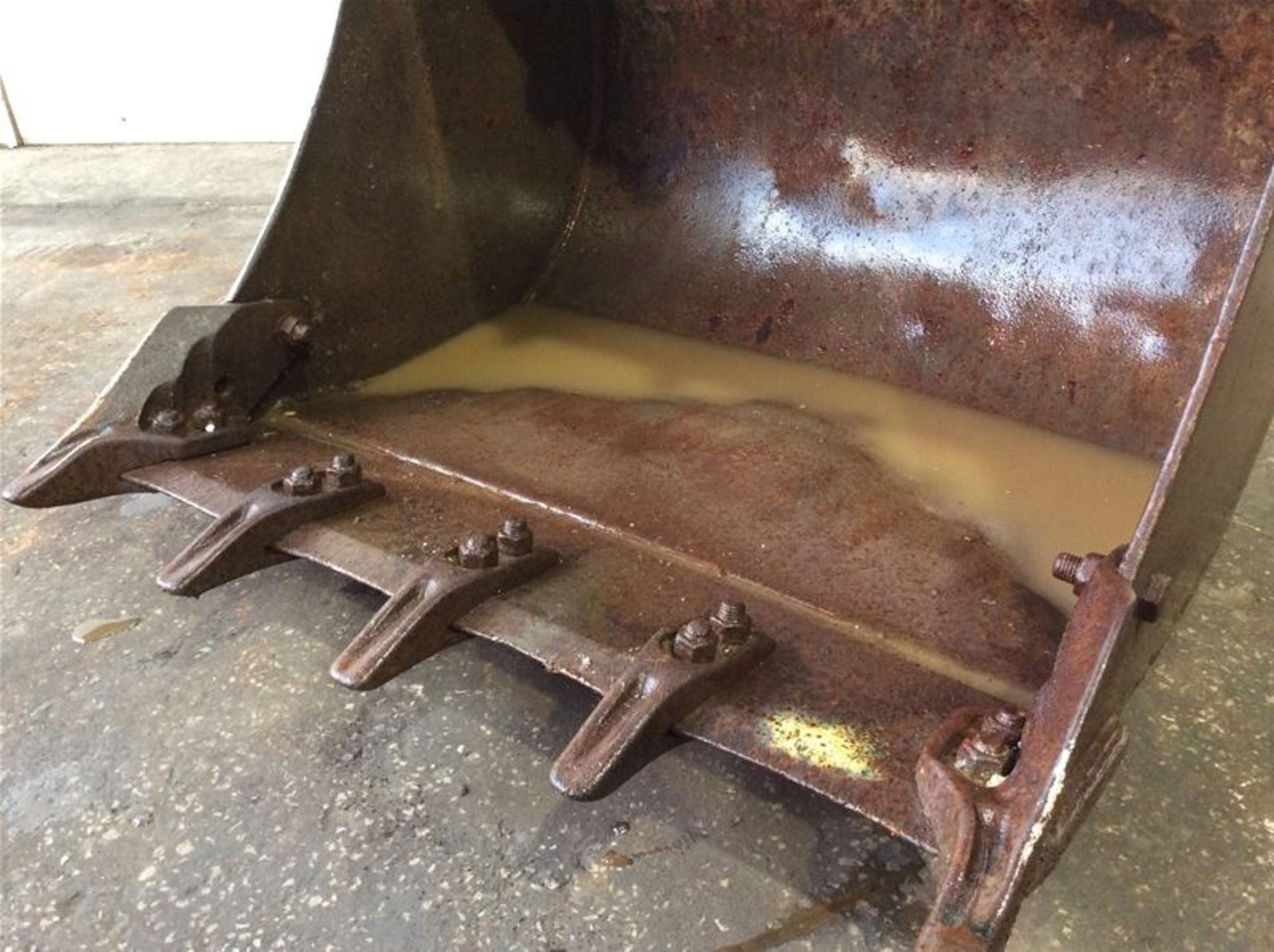 35INCH DIGGING BUCKET WITH TEETH - Image 2 of 4