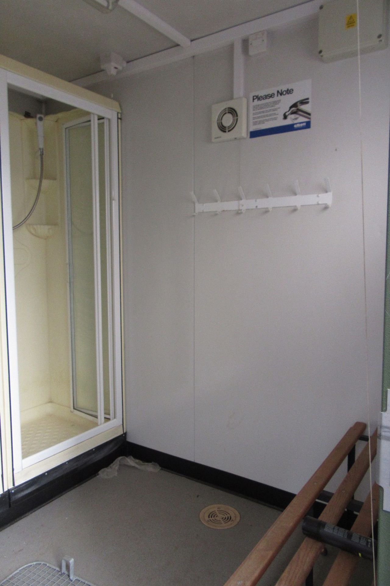 E37054 8ft x 8ft Steel Clad Jack Leg Shower Room - Image 5 of 7