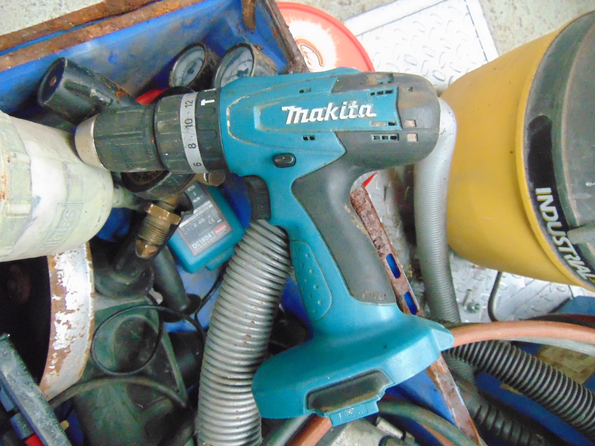 Steel platform x2 vacuums- x2 bosch drills with charger- makita buzz gun with charger- 9" Grinder - Image 5 of 8