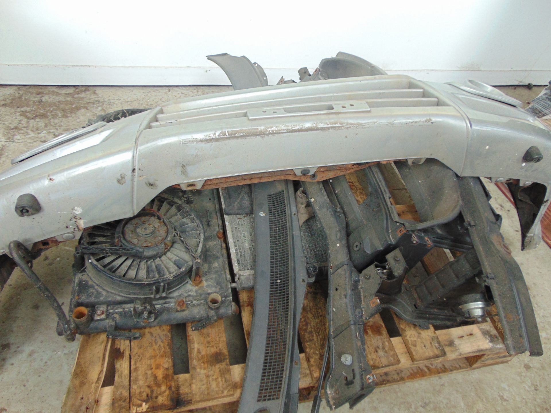 Pallet of mitubishi shogun parts- radiator- intercooler- front bumper- front panel- see images - Image 2 of 2
