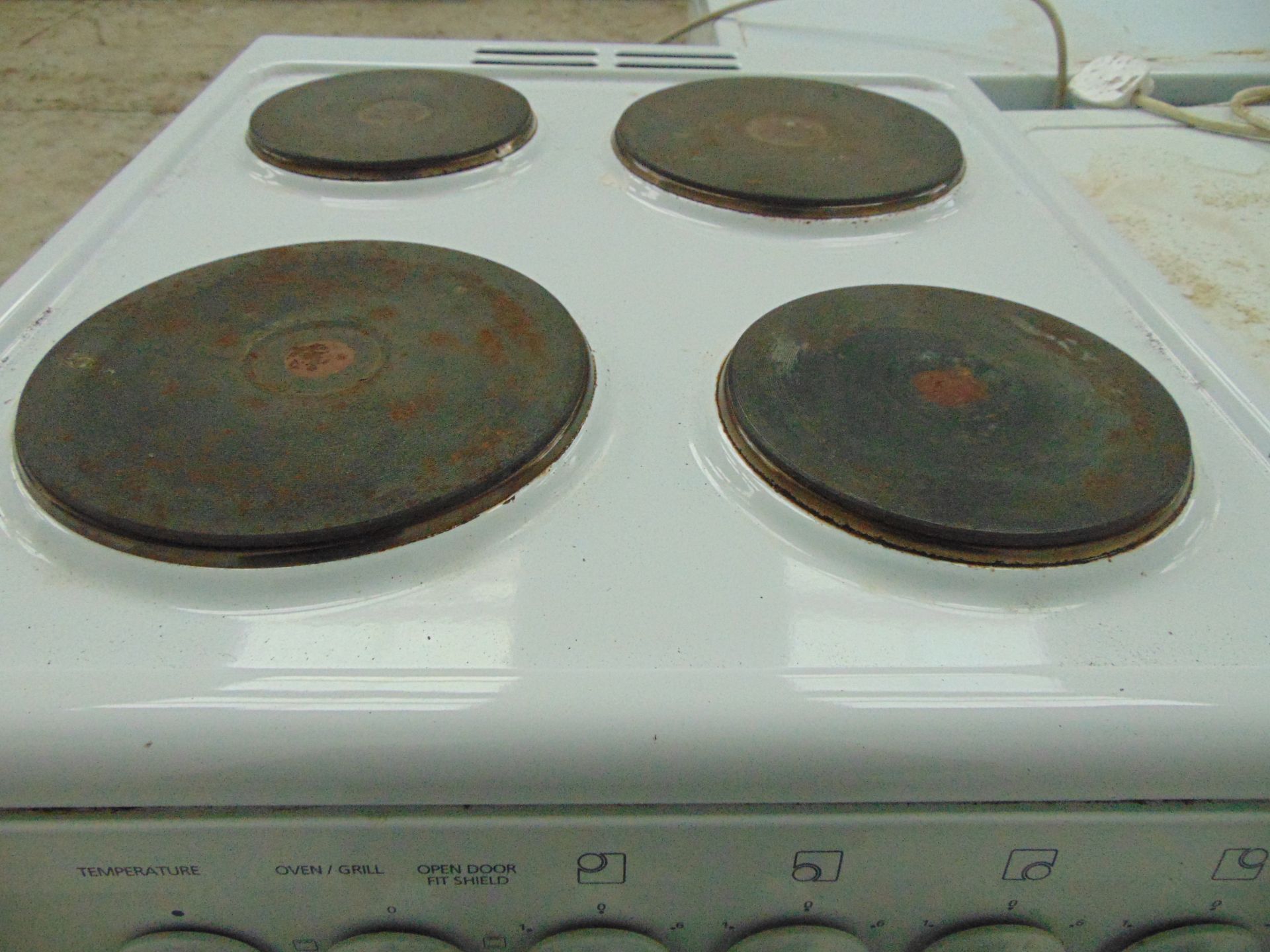 Beko electric oven and x4 hob cooker 240v - Image 4 of 4