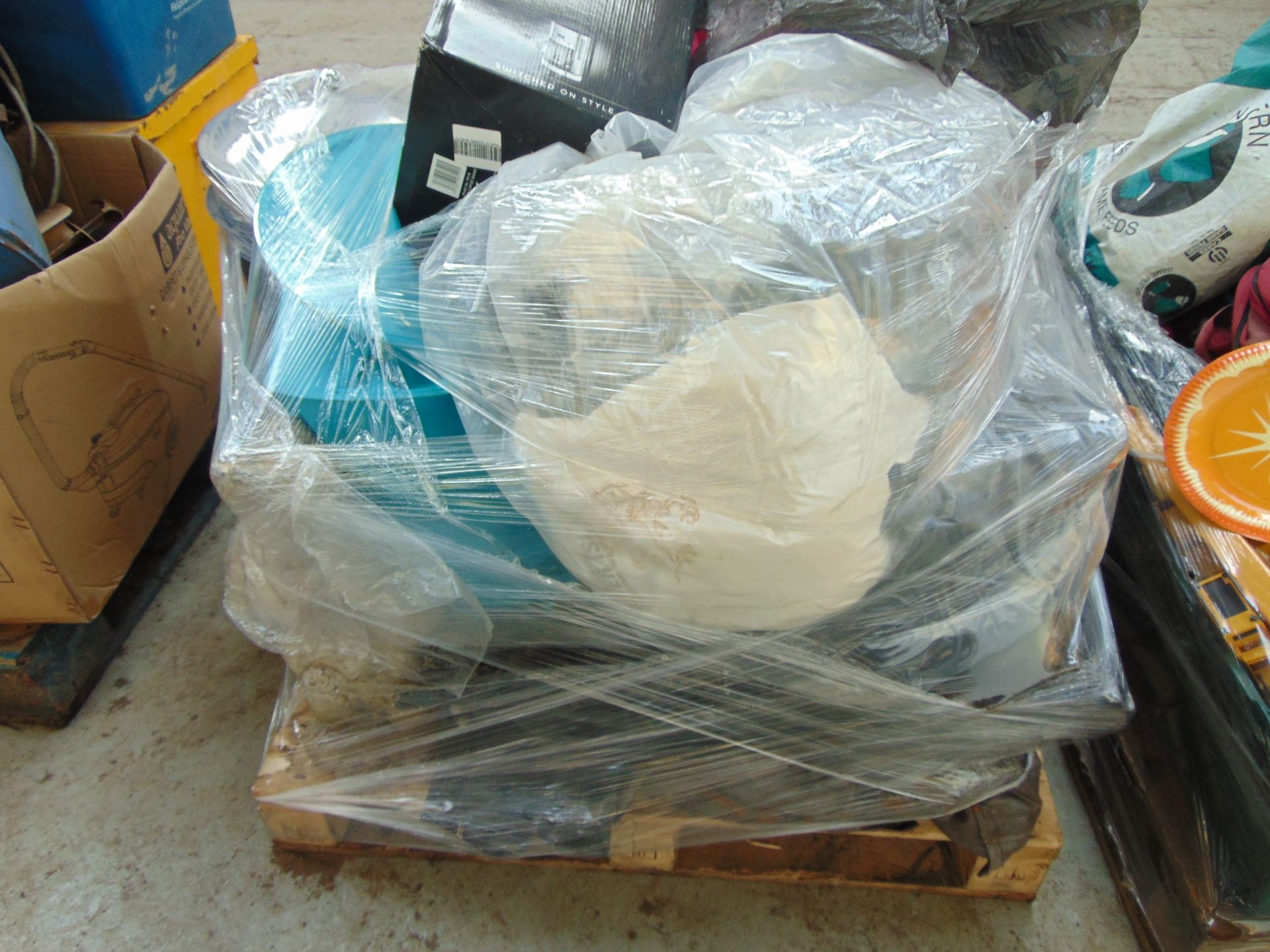 Mixed pallet of items inc fish tank- new russel hobbs deluxe coffee maker - Image 3 of 4