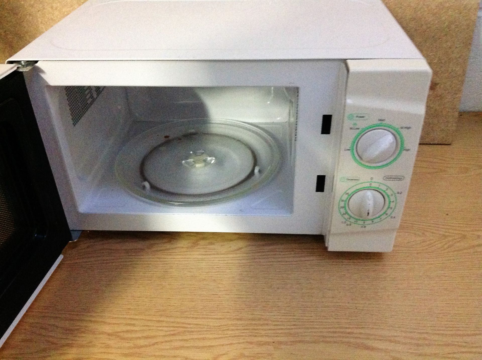 Sainsburys Domestic White Microwave Oven - Model: 587115 - Image 3 of 4