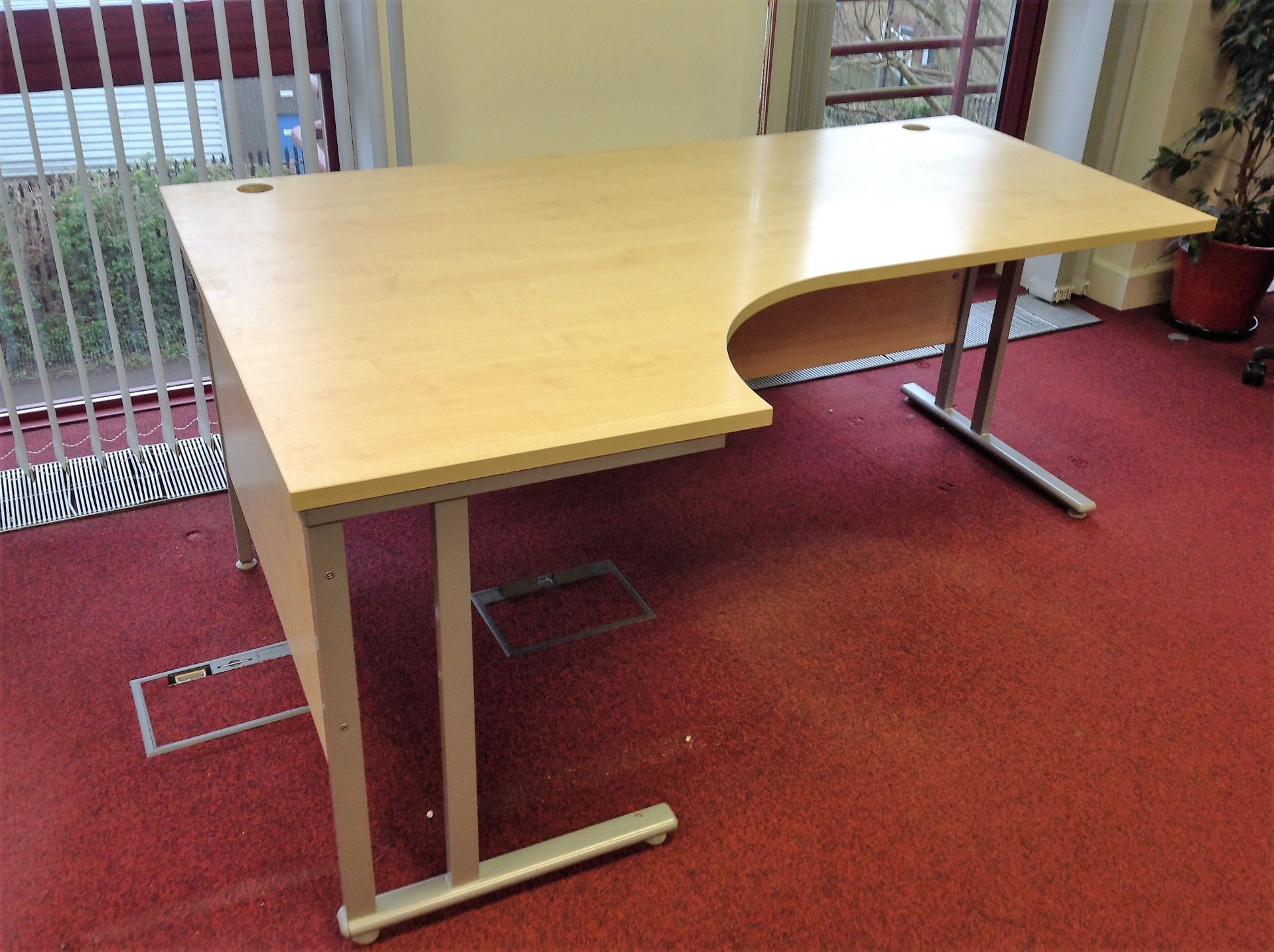 Corner Desk - Measurements: H: 73cm L: 180cm D: 120cm (10) - Image 2 of 2