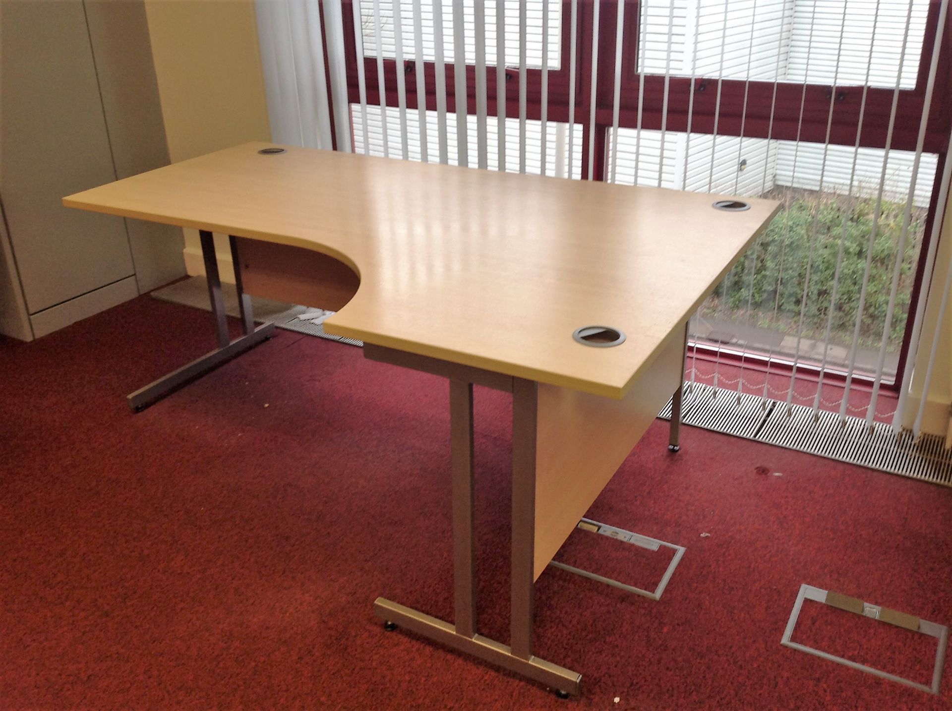 Corner Desk - Measurements: H: 73cm L: 180cm D: 120cm (12) - Image 2 of 2