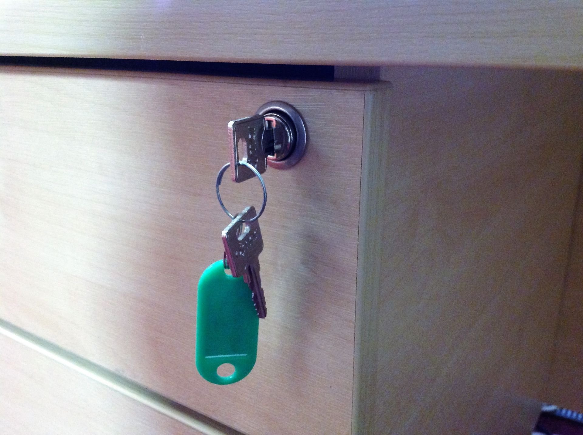 Rectangular Desk With Two Draw Unit Attached To The Left With Keys - Measurements: H: 72cm L: 160cm - Image 3 of 3