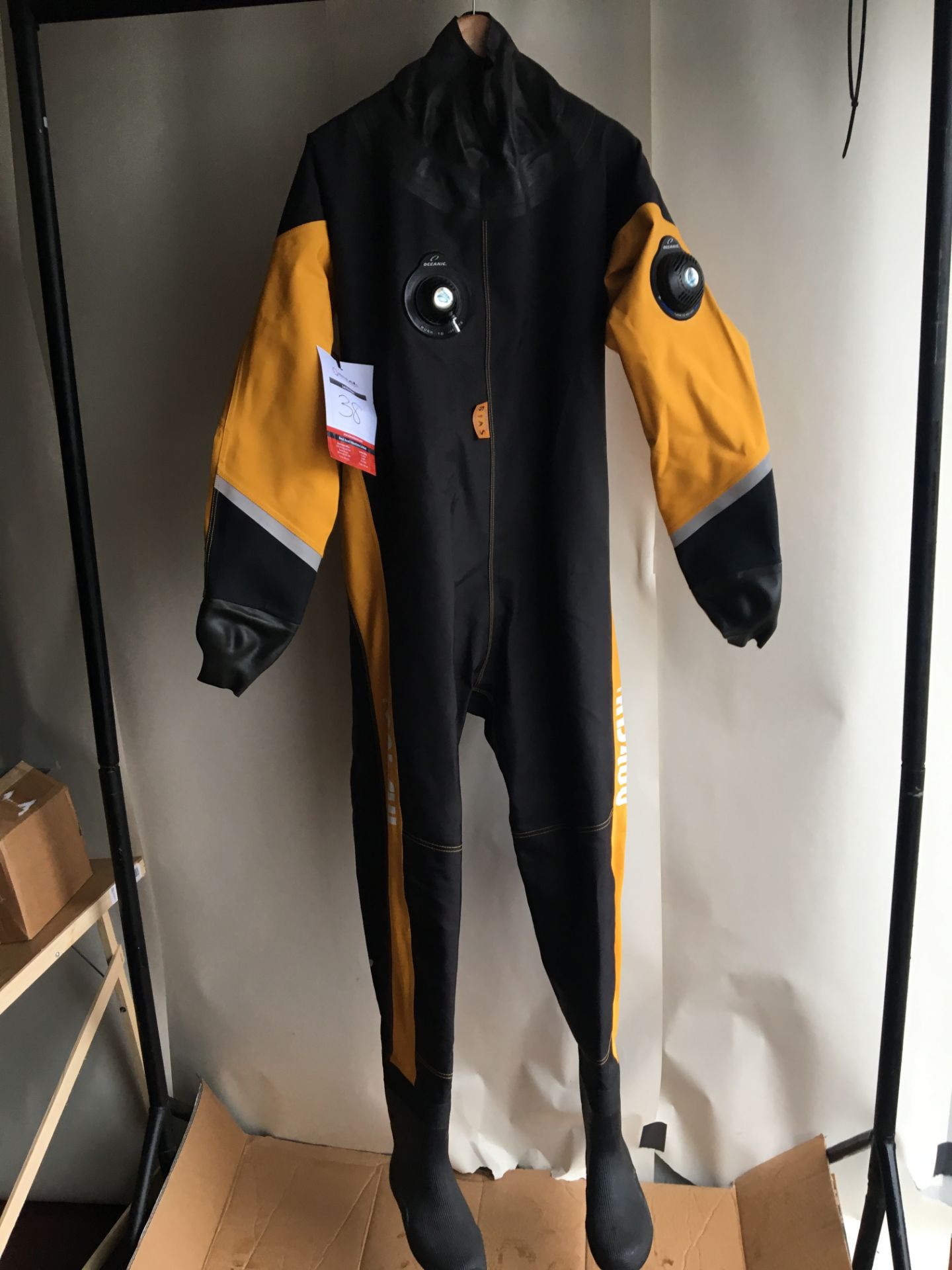 Oceanic HD400 Dry Suit, size M/L, boot size 7 (new)