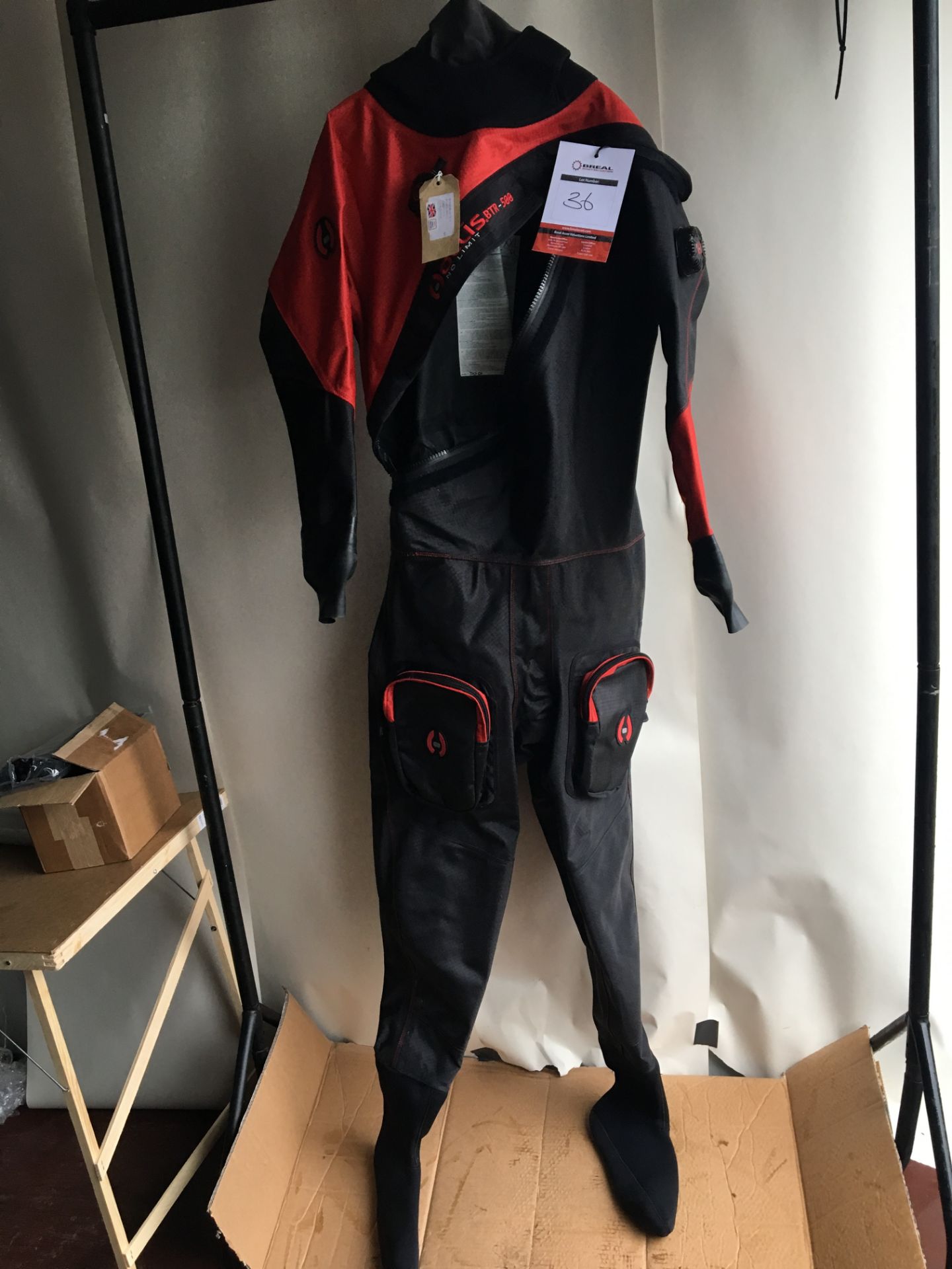 Hollis BTR 500 Mens Dry Suit, size M, boot size XXL (new)