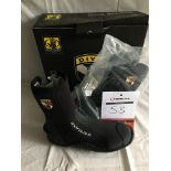 Pair of Body Glove EX 6.5mm Thermo Lined Boots in black camo, size 8 (new)