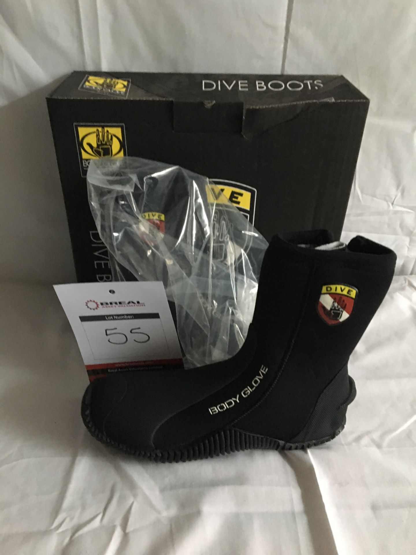 Pair of Body Glove EX 6.5mm Thermo Lined Boots in black camo, size 8 (new)