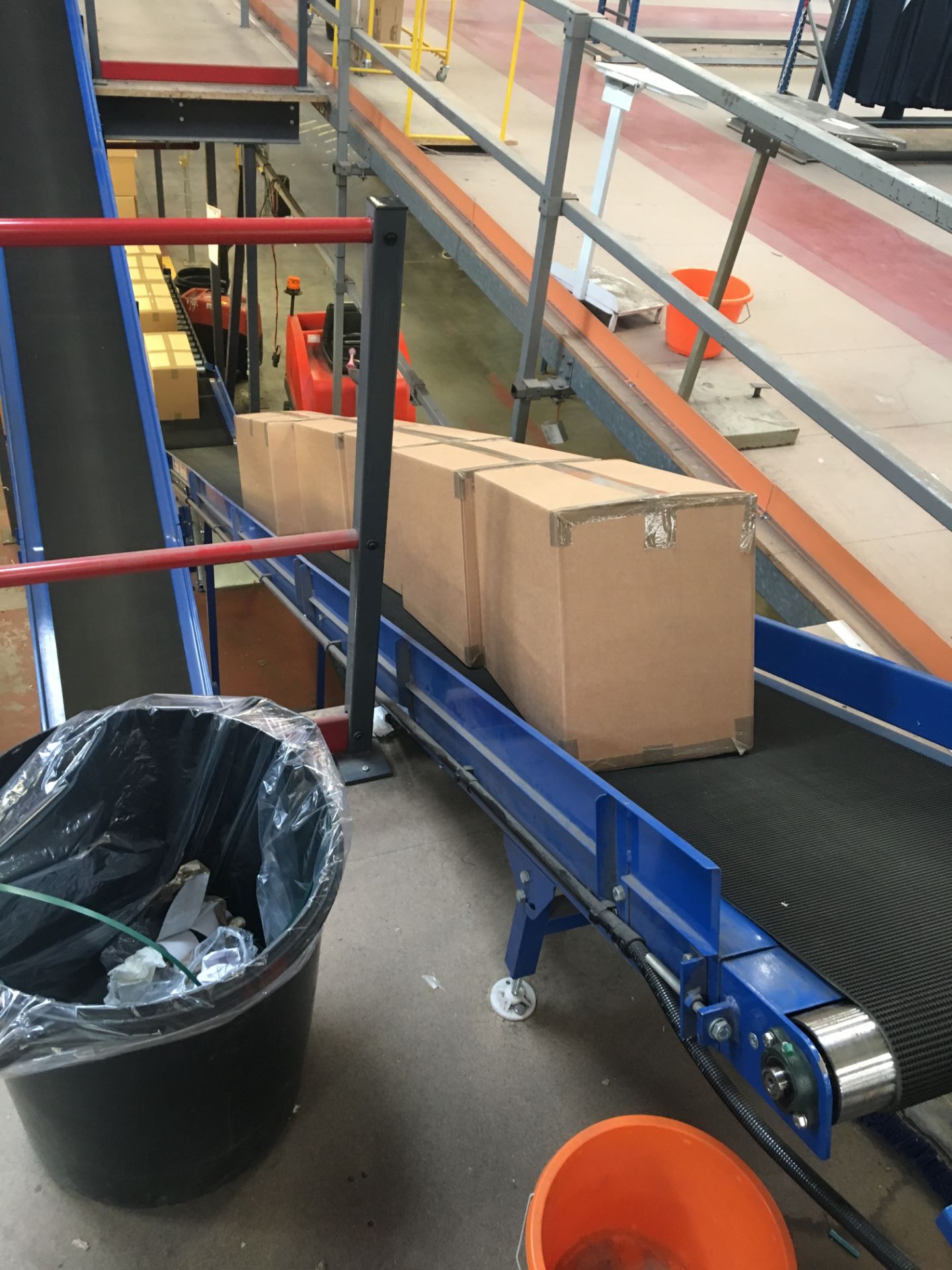 2 x Motorised incline belt conveyors with 4 infeed/outfeed roll conveyors