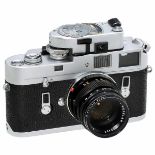 Leica M4 Body, 1970/71 Leitz, Wetzlar. No. 1273421, chrome. With Leica-Meter MR (not tested). (2-3/