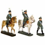 3 Duce-Figuren von Elastolin, um 1938 Duce Benito Mussolini, 7,5cm-Figuren, 1 x mit Mütze auf Pferd,