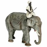 Elastolin-Elefant mit Mahut, um 1938 Masse, Höhe 11 cm, Gesamthöhe 15 cm. Condition: (2-3/-)