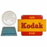 Kodak-Werbung 1) Kodak-Tischwerbeschild mit Beleuchtung, 1950er Jahre, Höhe des Schildes 34 cm,