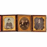 3 Daguerreotypien (Achtelplatte), um 1845–50 Anonym, vermutlich England. 2 Damenportraits und einmal