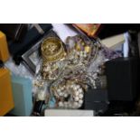 A quantity of assorted costume and fashion jewellery