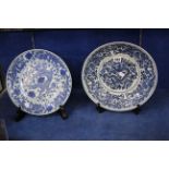 Two Chinese blue and white plates decorated with dragons (af), 30.5cm and 29.5cm in diameter