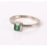 An 18ct white gold and emerald ring, 2.6g in total