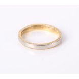 An 18ct white gold and gold wedding band, 2.8g