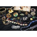 A quantity of assorted costume jewellery