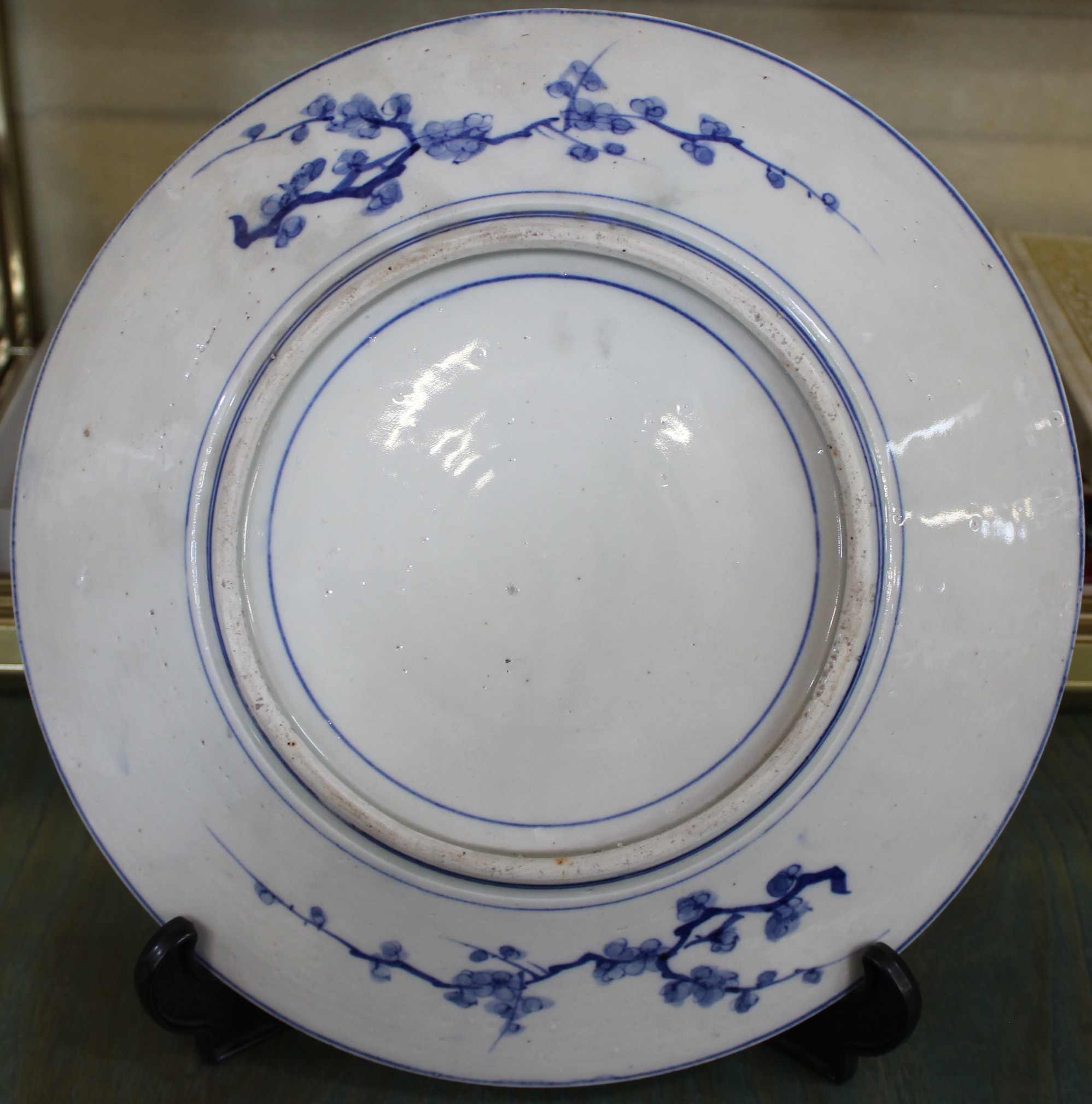 A Chinese blue and white charger, decorated with carp, 32cm in diameter - Image 2 of 2