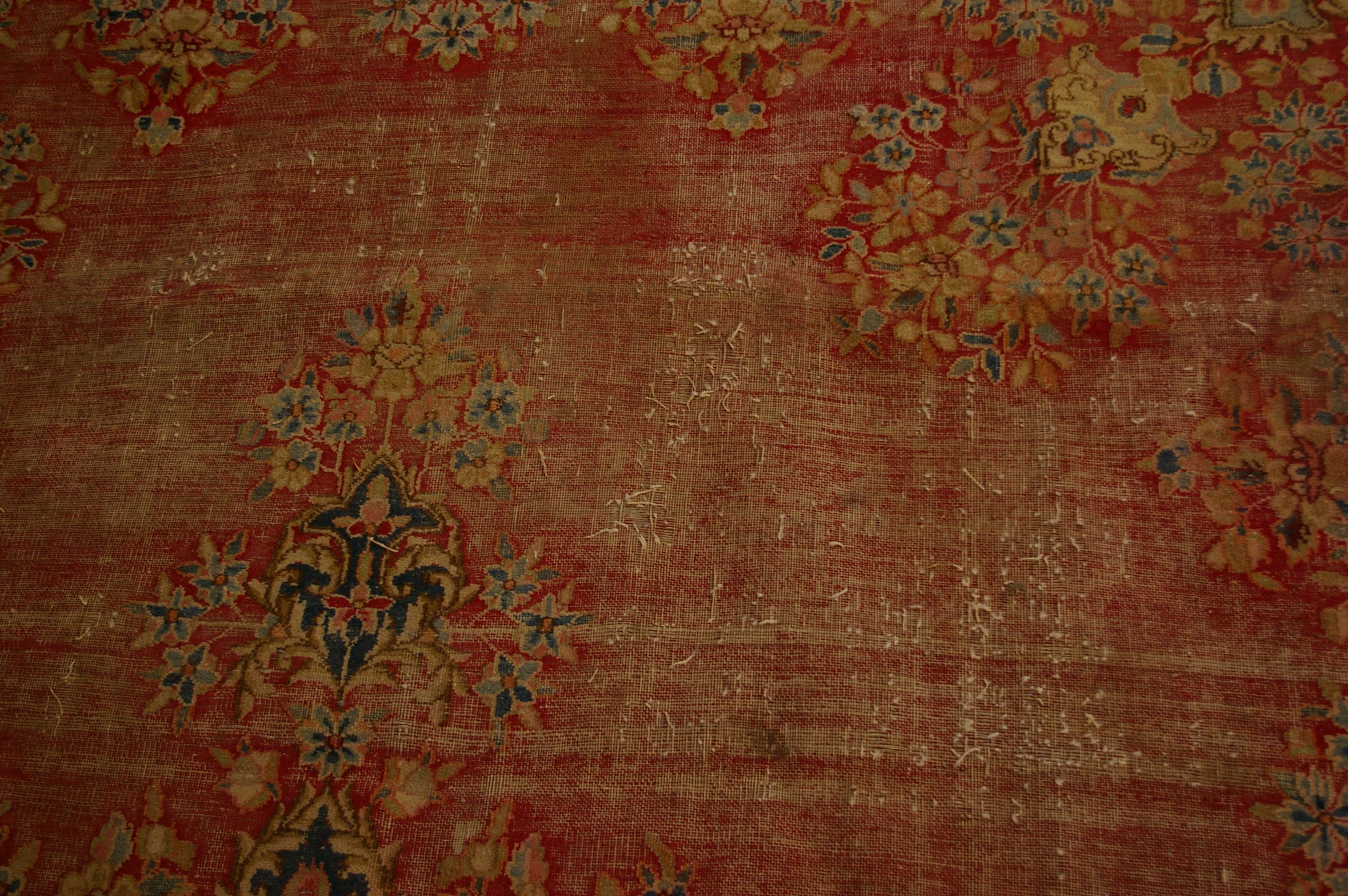 A Sarouk carpet worn 420 x 320cm - Image 4 of 6