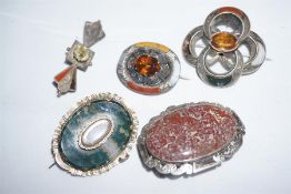 5 assorted silver mounted, agate and Scott pebble brooches