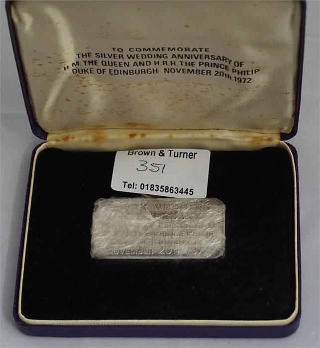 A commemorative silver ingot of the queens silver wedding anniversary . Approx 3.3 troy ozs