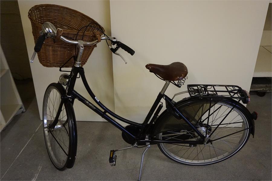 Black 'Pashley' women's push bike with basket and bell - Image 2 of 2