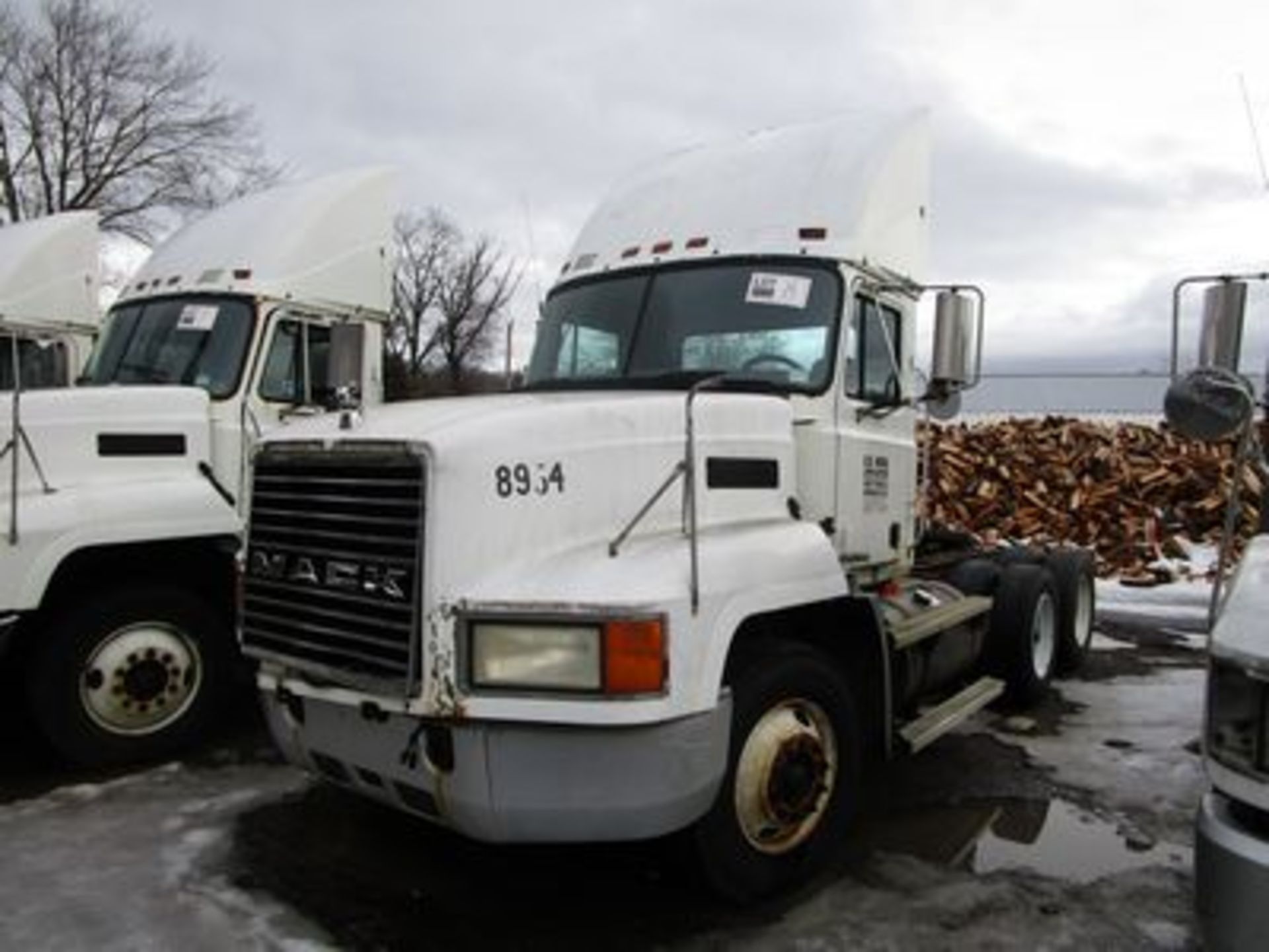 2002 MACK CH613 TRUCK TRACTOR, MACK 6 CYL. TURBO DIESEL, 10-SPD. HI-LOW MAN. TRANS., T/A, AIR