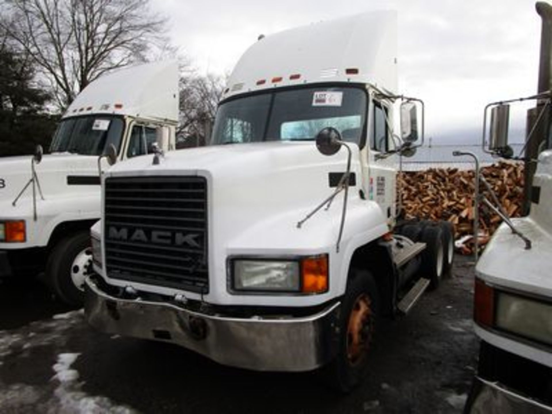 2001 MACK CH613 TRUCK TRACTOR, MACK 6 CYL. DIESEL, 10-SPD. HI-LOW MAN. TRANS., T/A, AIR BRAKES,