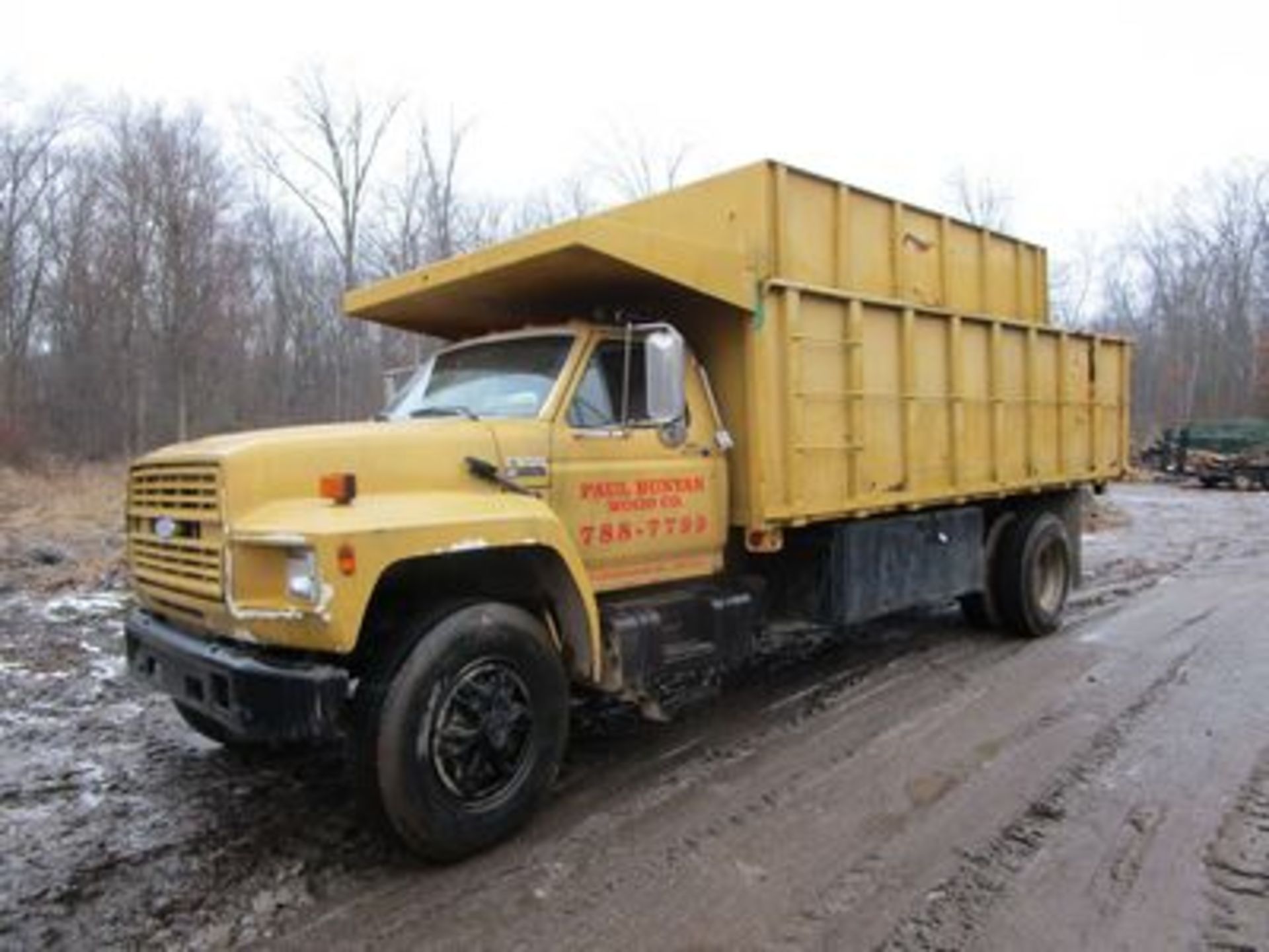 1994 FORD F800 CHIP DUMP TRUCK, DIESEL, AT, AIR BRAKES, AC, S/A DUAL WHEELS, 18' STEEL CHIP DUMP