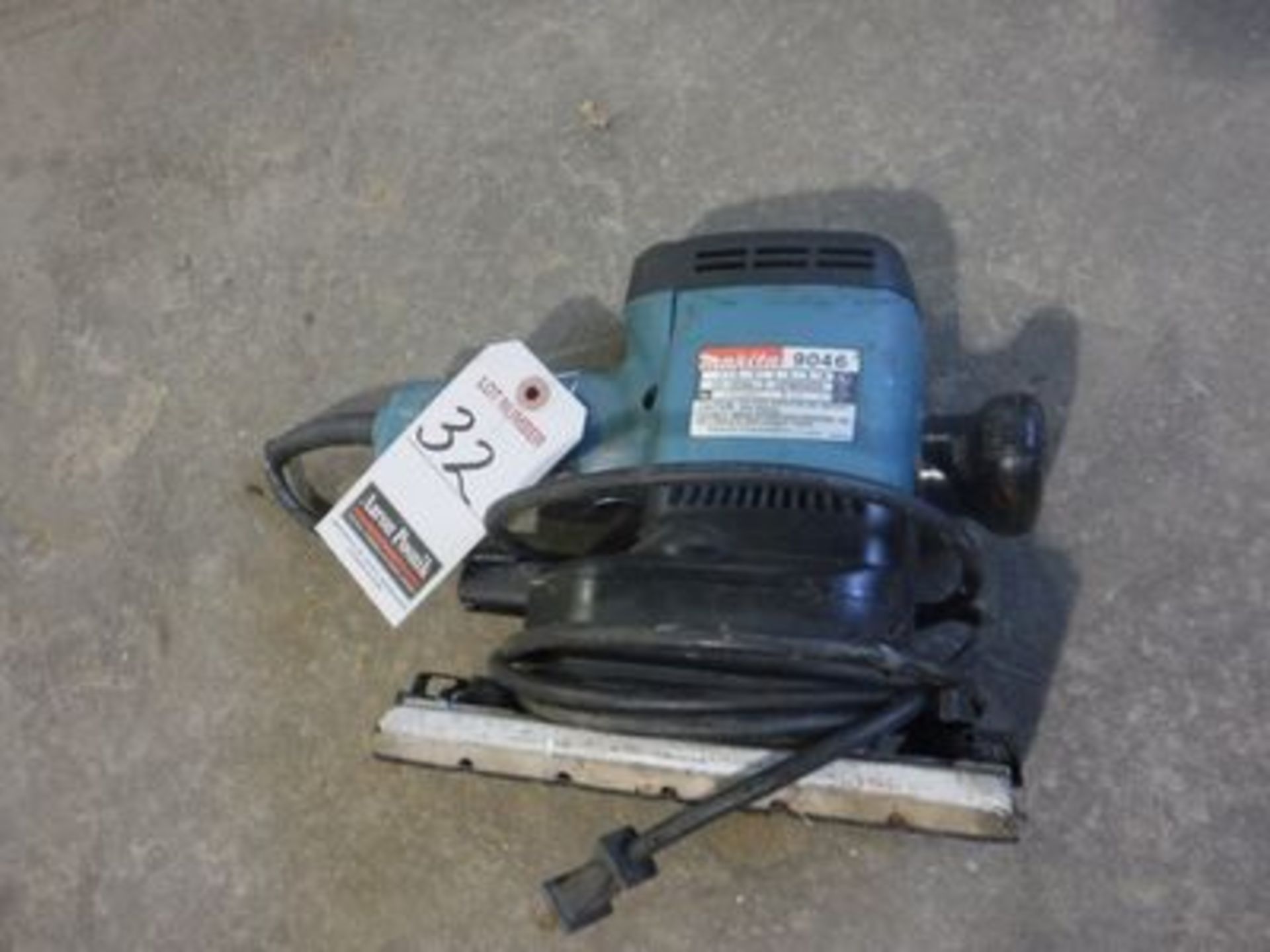 MAKITA 1/2 SHEET ELEC. SANDER, M/N 9046