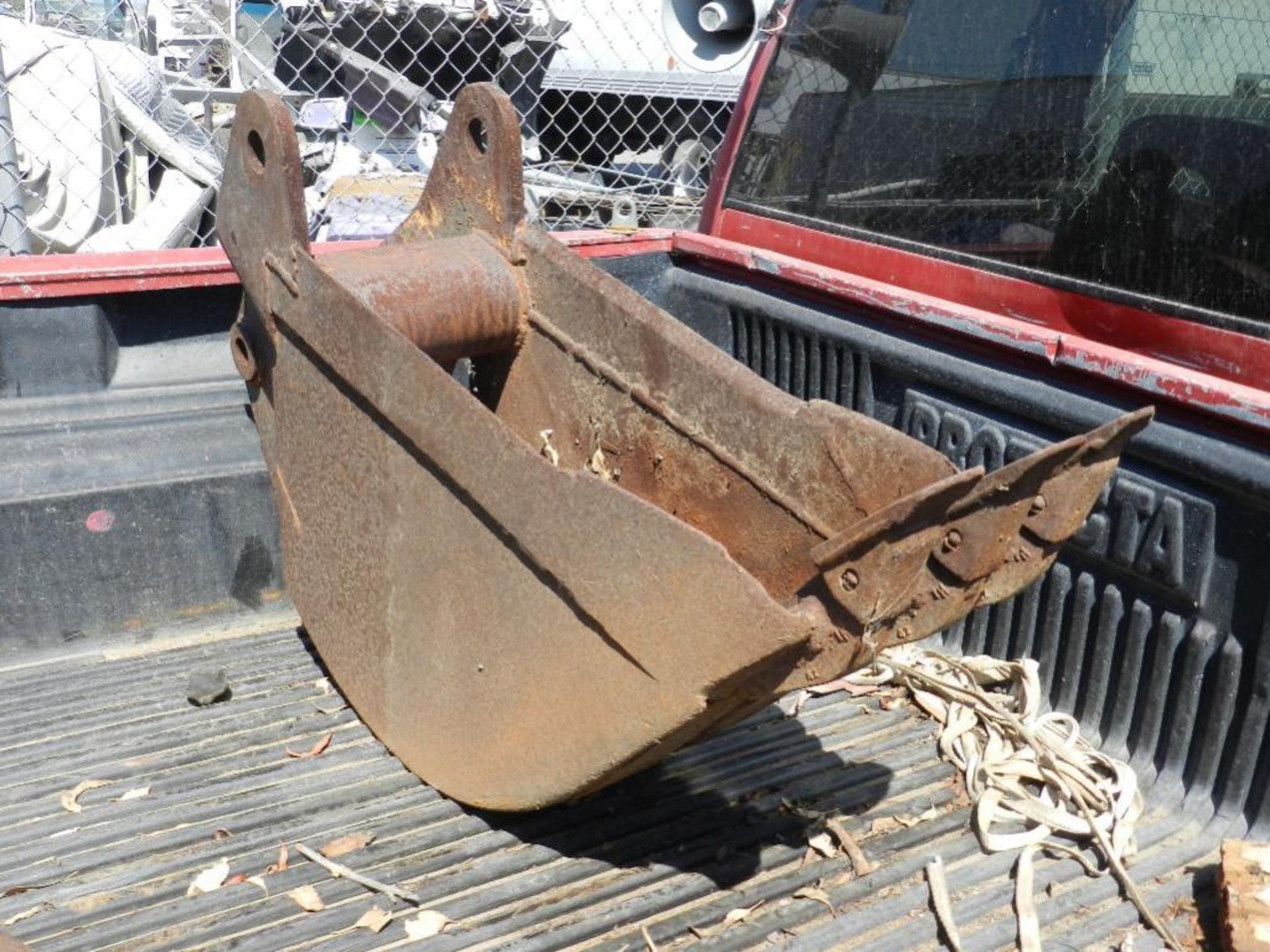 Bucket attachment. Size10x29 inches used on the CAT 420E and other equipment 3 tooth� Cucharon.Medid