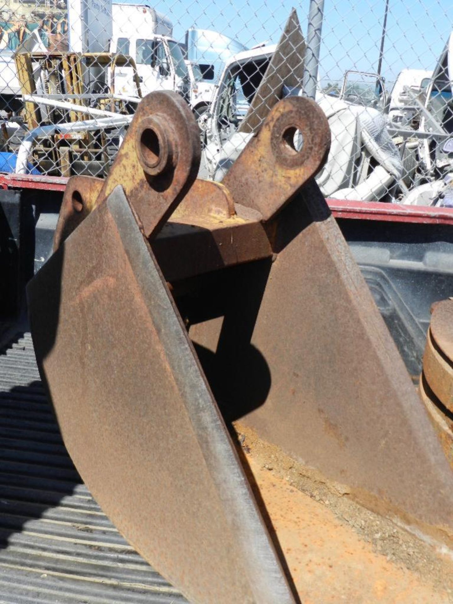 Bucket attachment. Size 14"�x 29" used on CAT 420E and others 4 tooth bucket Cucharon. Medida 14 "x - Image 2 of 5