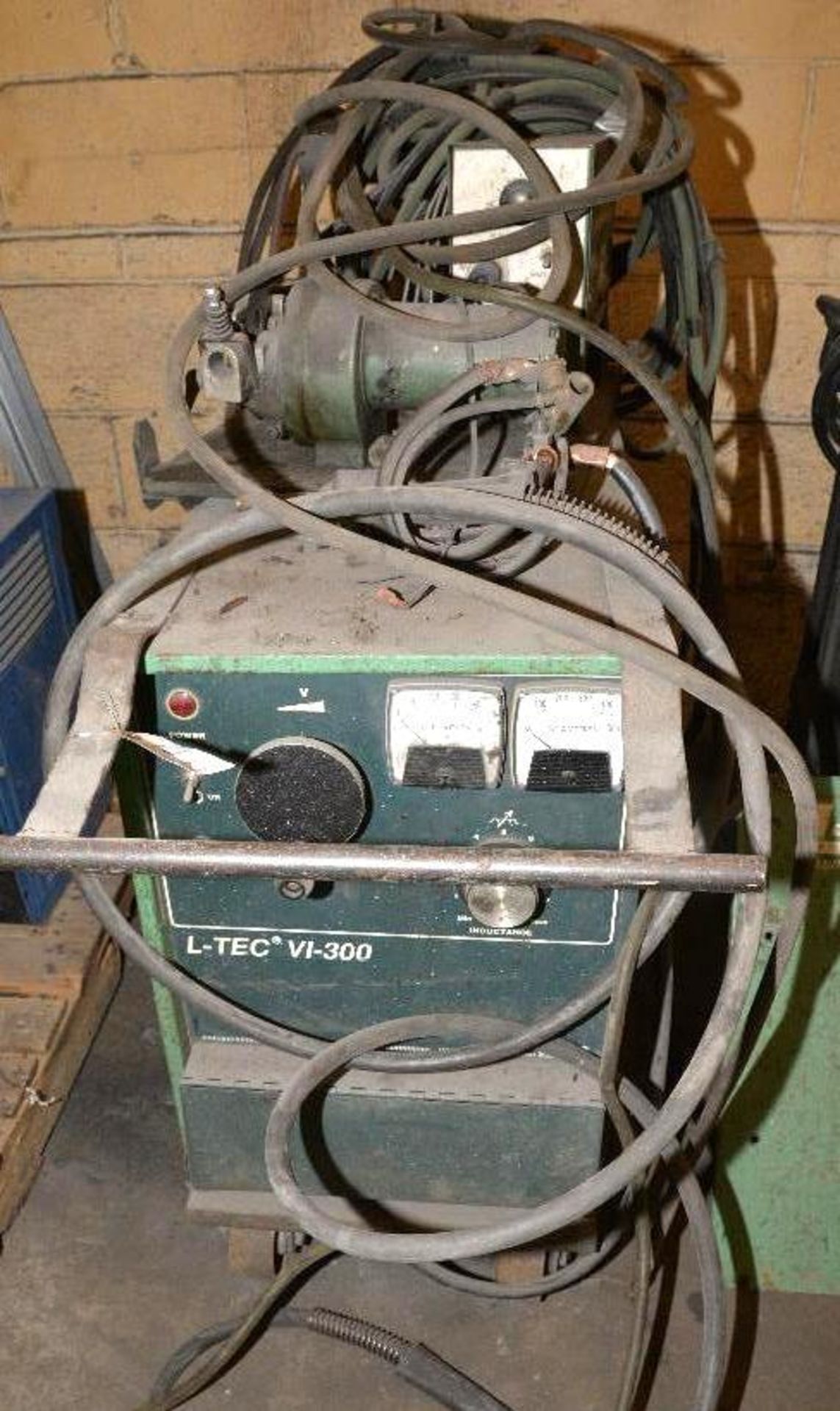 L-TEC V1-300 WELDING AND CUTTING SYSTEMS NIG WELDER ON TOP- PIE CORD- CUTTING CABLE- HAS LEADS