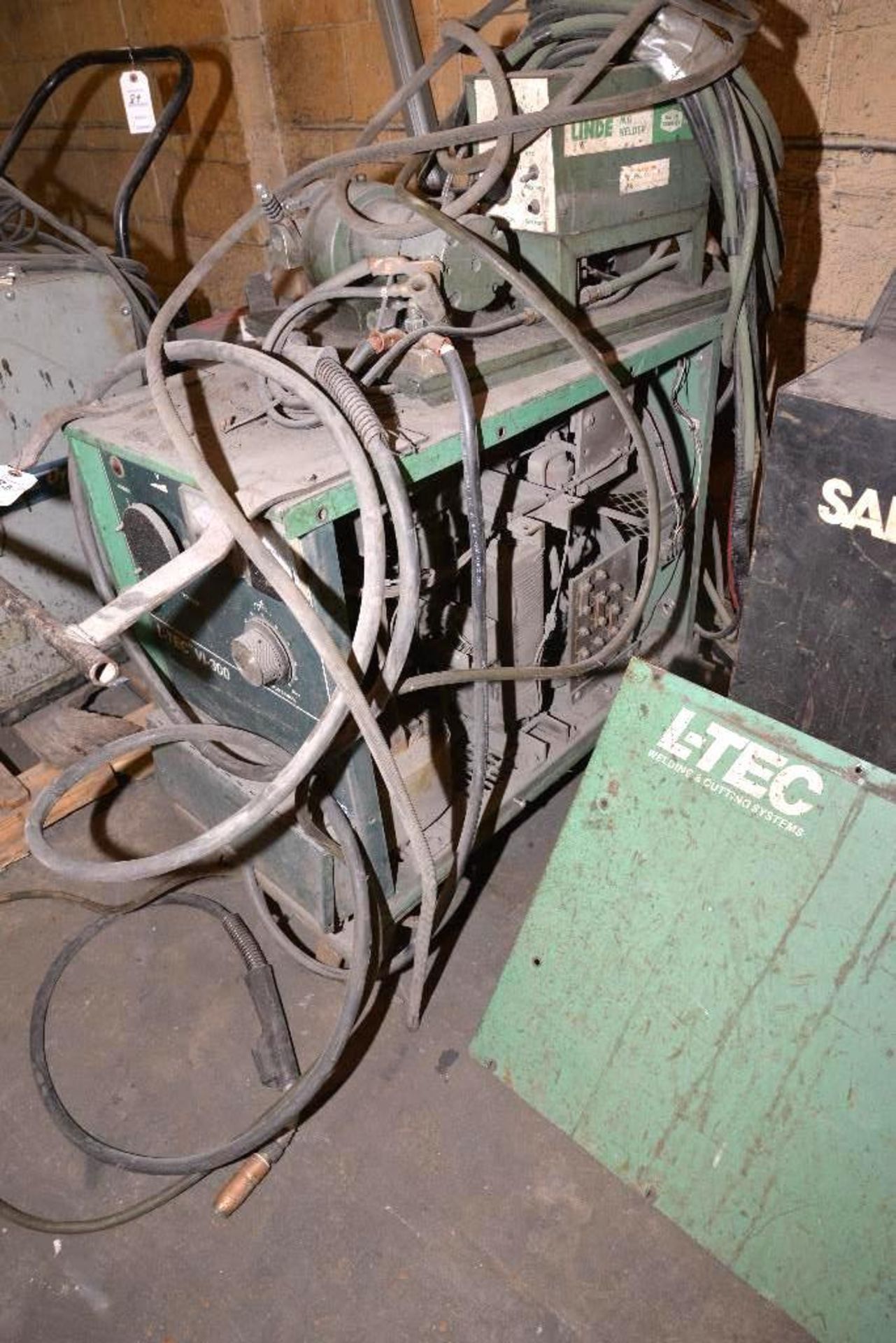 L-TEC V1-300 WELDING AND CUTTING SYSTEMS NIG WELDER ON TOP- PIE CORD- CUTTING CABLE- HAS LEADS - Image 4 of 5