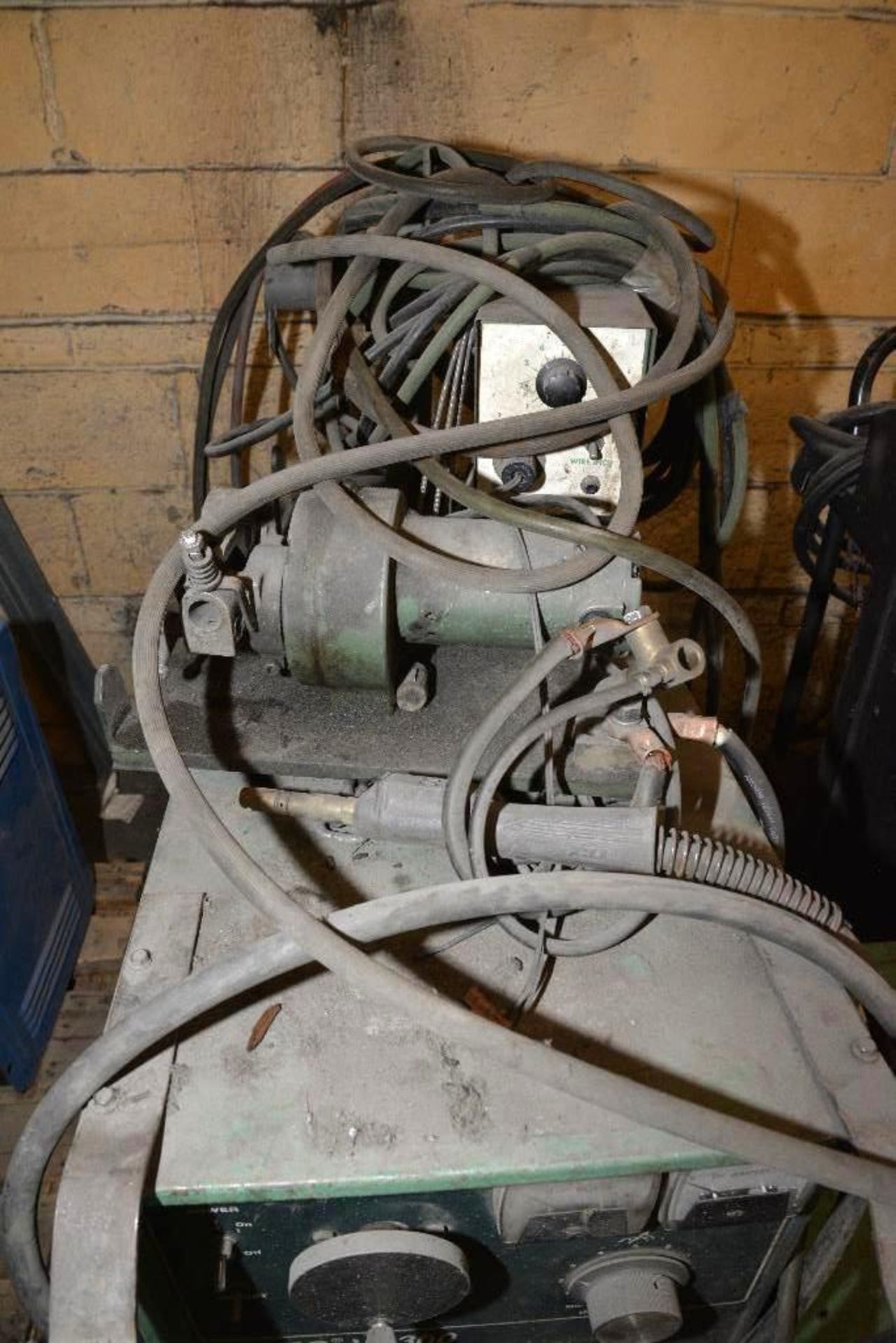 L-TEC V1-300 WELDING AND CUTTING SYSTEMS NIG WELDER ON TOP- PIE CORD- CUTTING CABLE- HAS LEADS - Image 2 of 5