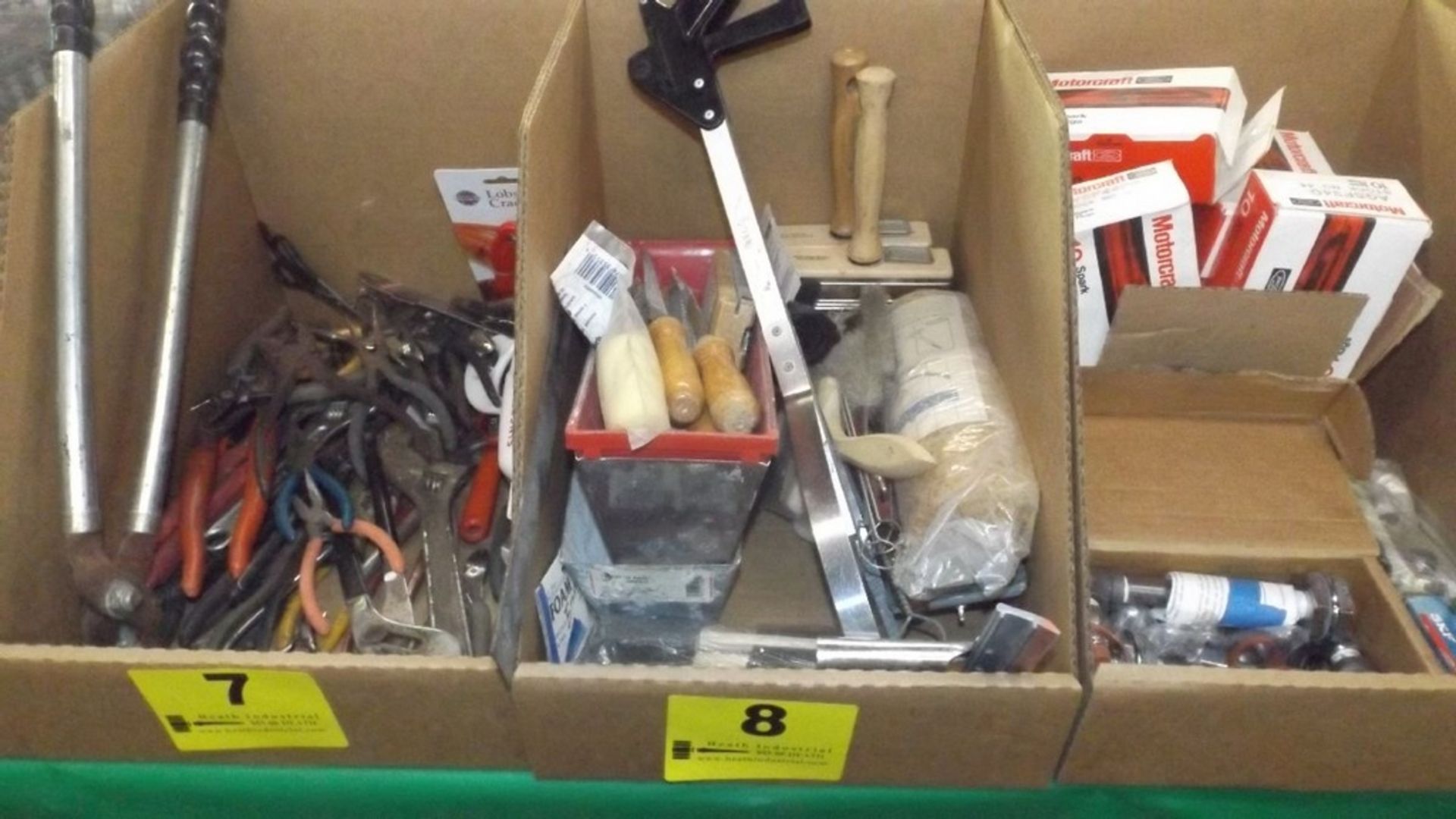 DRYWALL, WALLPAPER AND PAINTING TOOLS IN BOX