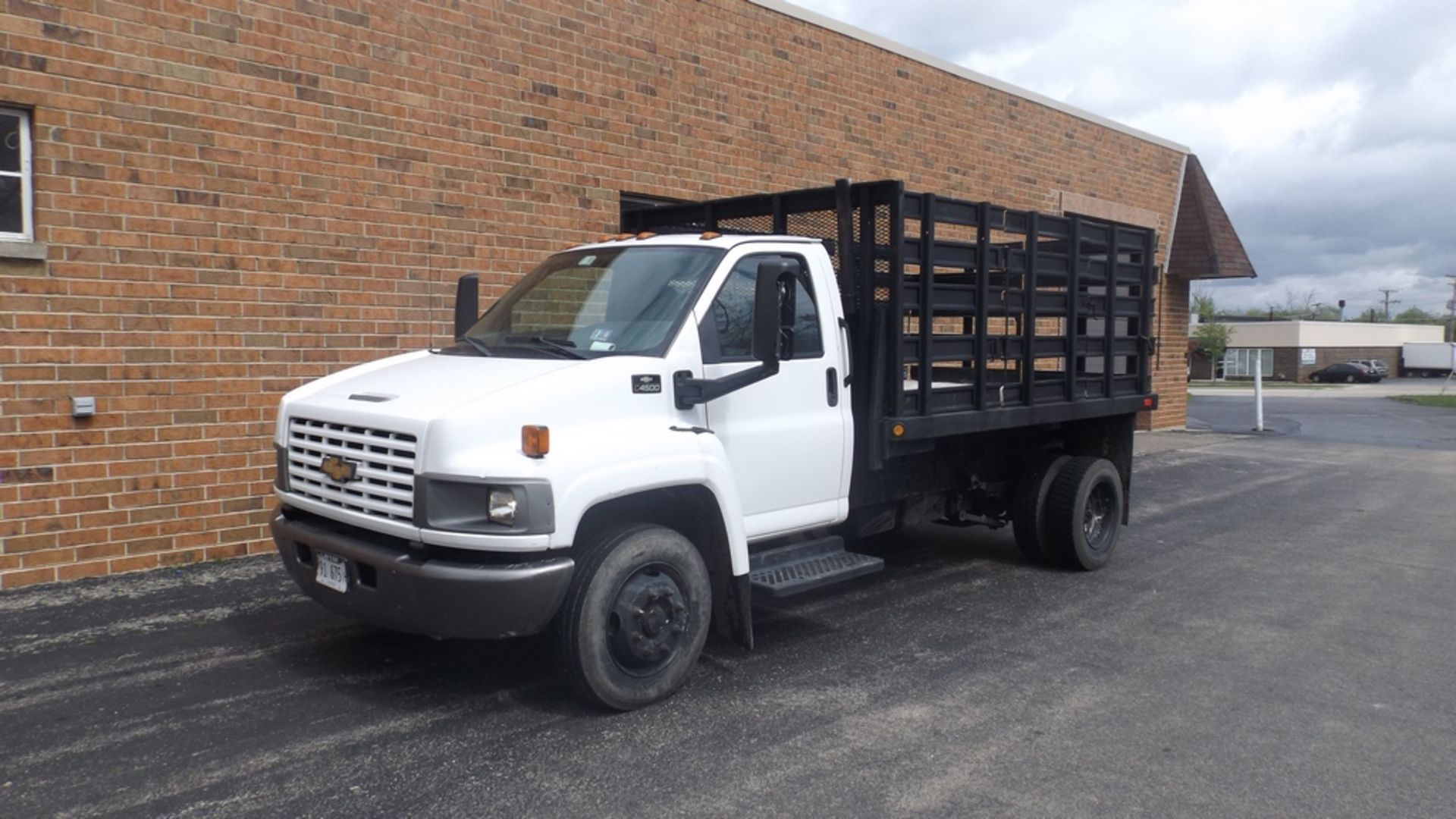 CHEVROLET C4500 12' S/A STAKE SIDE FLAT BED TRUCK VIN: 1GBE4C1E45F501990 (2005) 8 CYL., A/T, 15' - Image 2 of 7