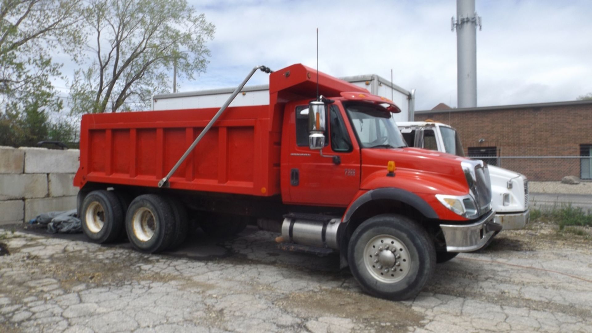 ** ITEM REMOVED FROM SALE ** INTERNATIONAL 7500 15 FT T/A DUMP TRUCK - Image 2 of 7